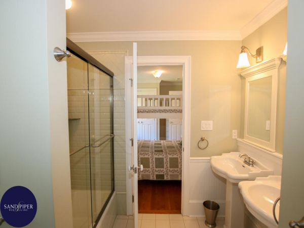 Cape Cod Home 995080