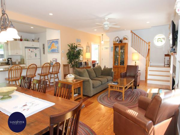 Cape Cod Home 995083