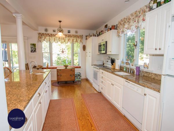 Cape Cod Home 995083