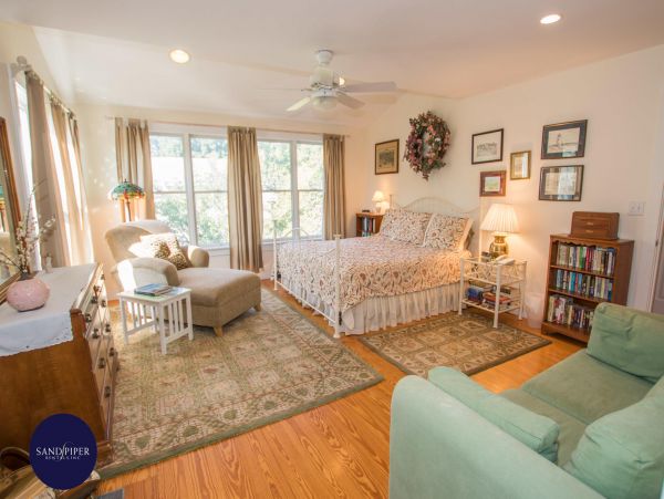 Cape Cod Home 995083