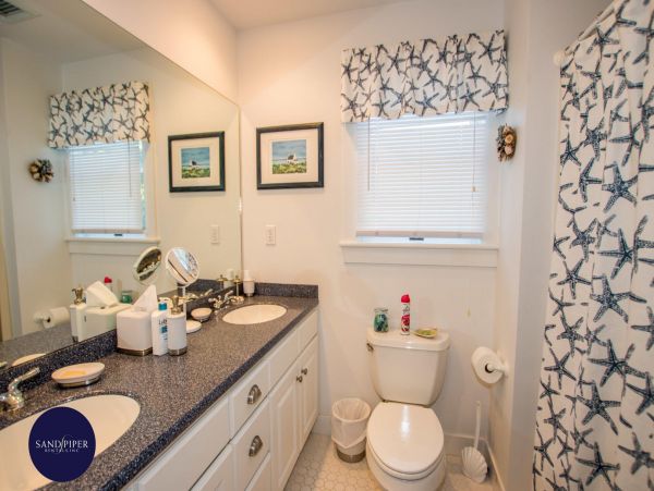 Cape Cod Home 995083