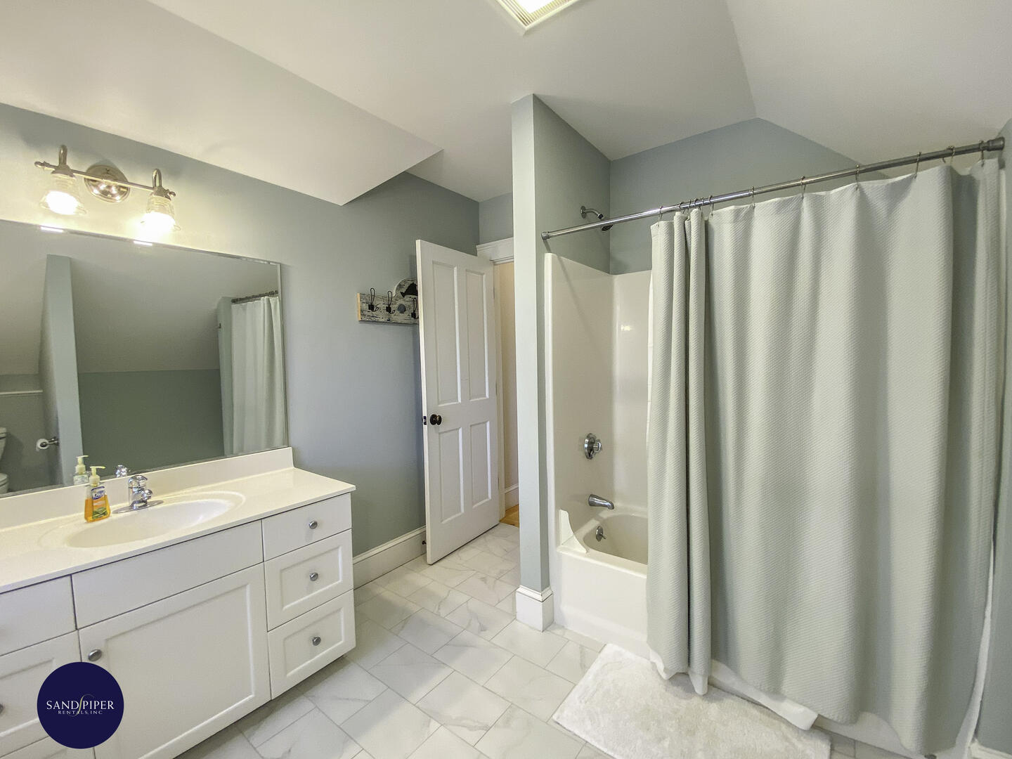 Cape Cod Home 995085