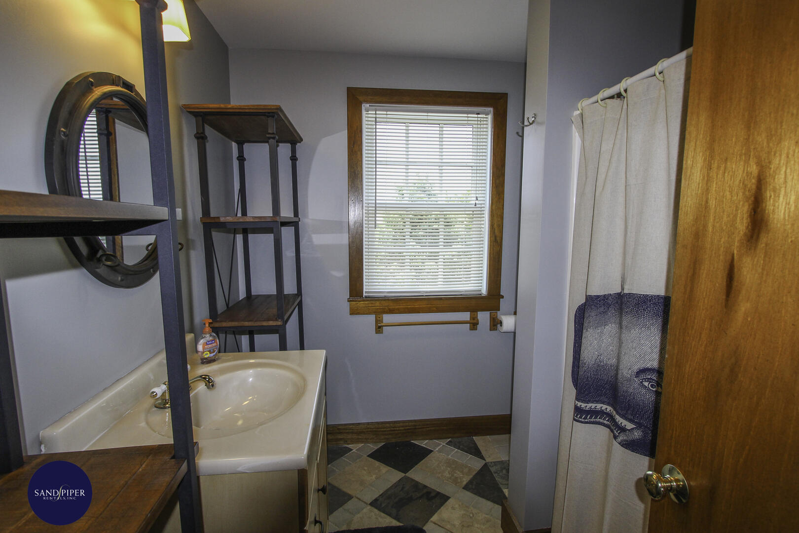Cape Cod Home 995089