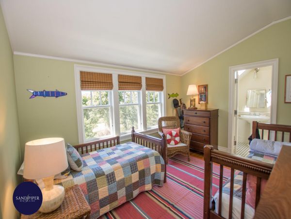 Cape Cod Home 995093