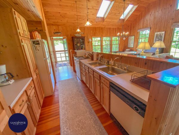 Cape Cod Home 995095