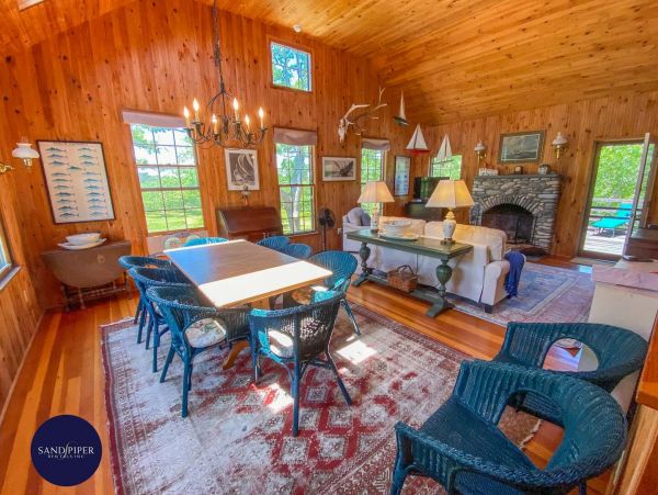 Cape Cod Home 995095