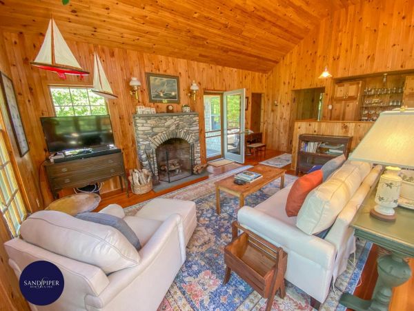 Cape Cod Home 995095