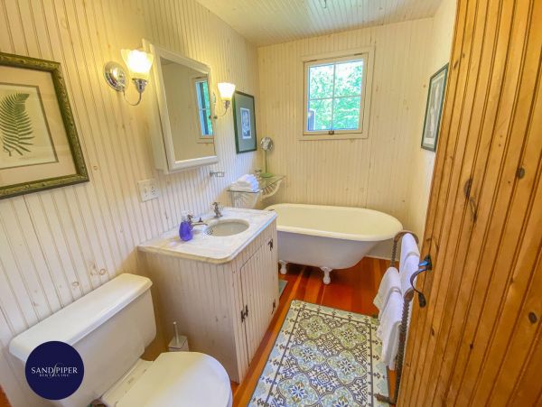 Cape Cod Home 995095