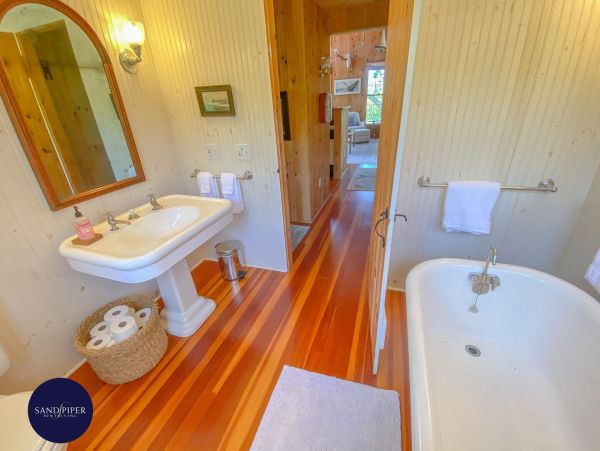 Cape Cod Home 995095