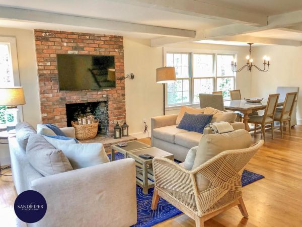 Cape Cod Home 995101