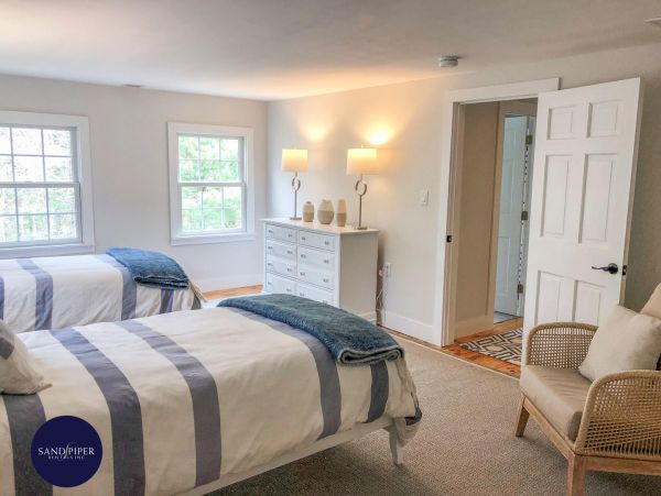 Cape Cod Home 995101