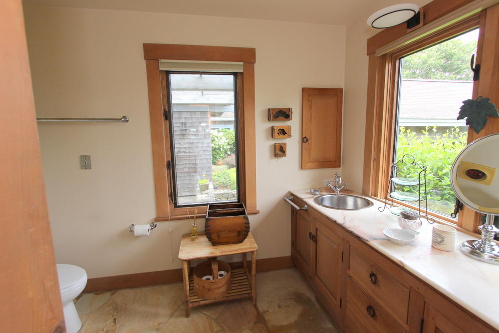 Cape Cod Home 995102