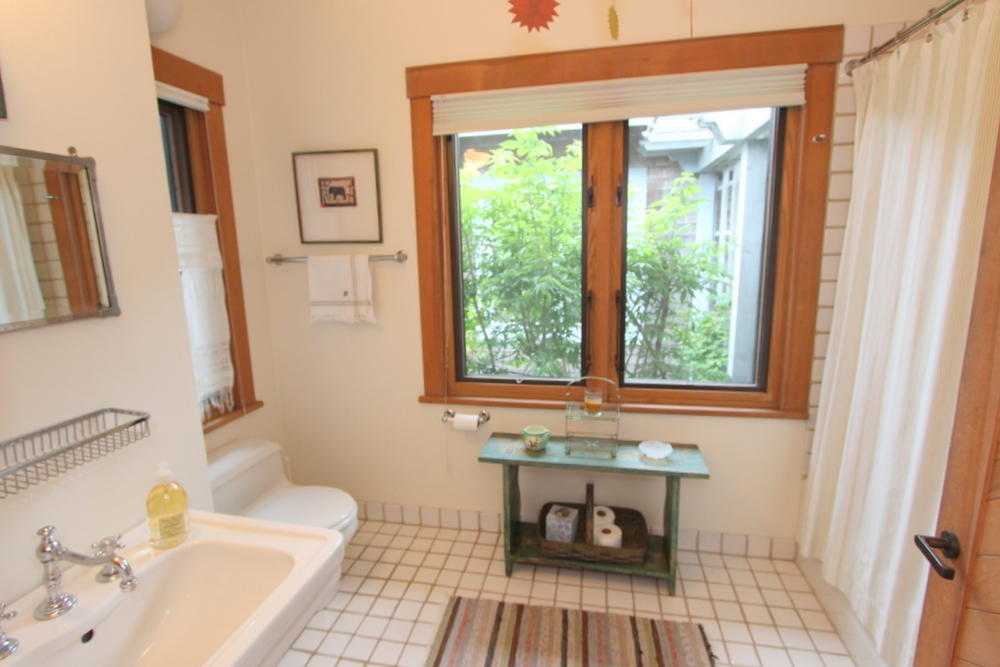 Cape Cod Home 995102