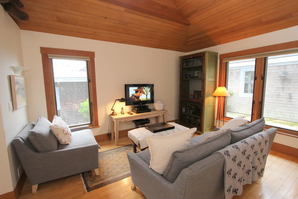 Cape Cod Home 995102