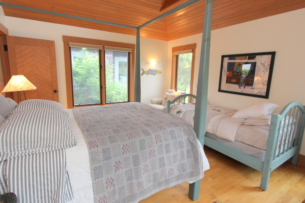 Cape Cod Home 995102