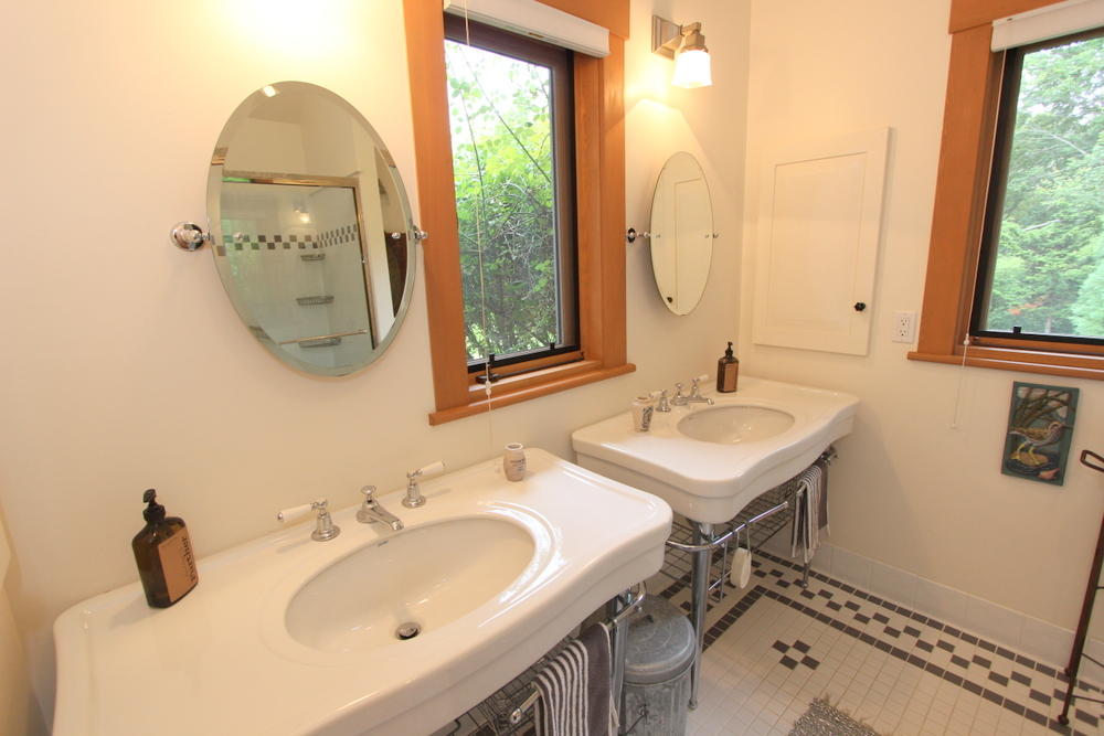 Cape Cod Home 995102