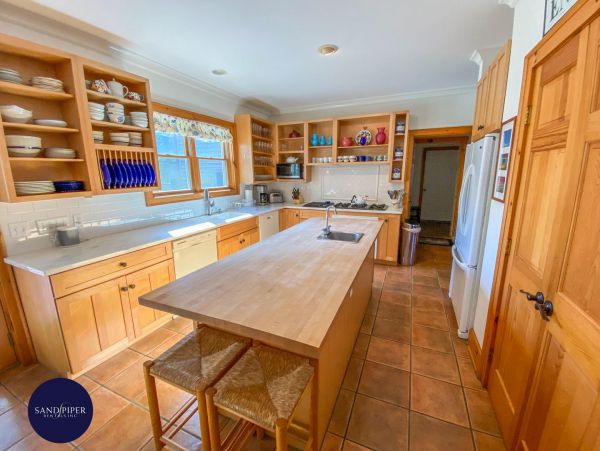 Cape Cod Home 995110