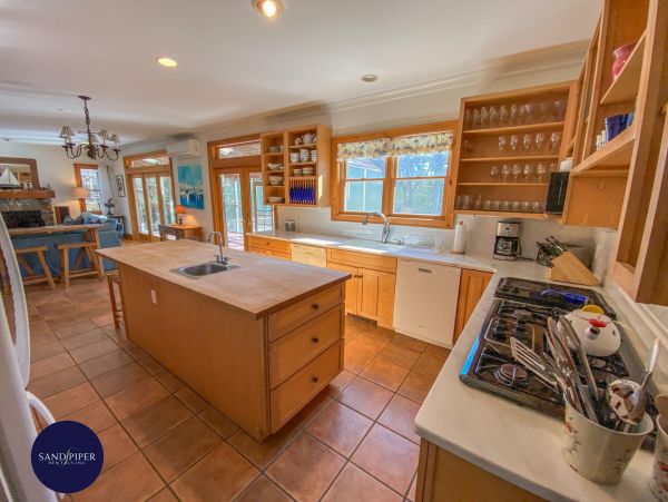 Cape Cod Home 995110