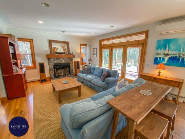 Cape Cod Home 995110