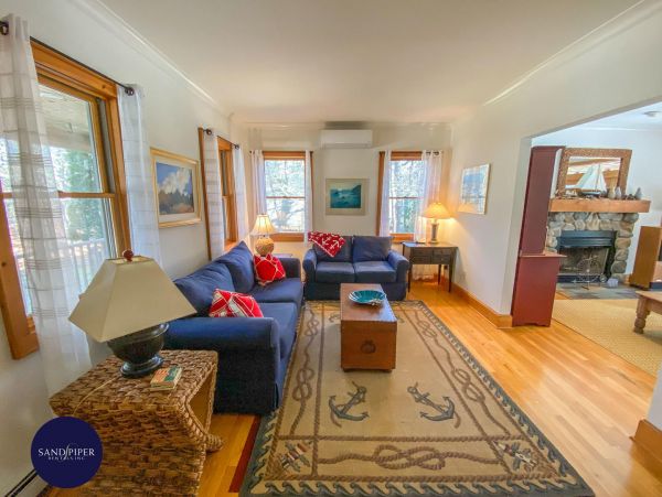 Cape Cod Home 995110
