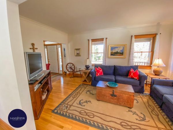 Cape Cod Home 995110