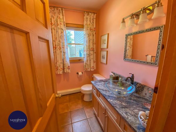Cape Cod Home 995110