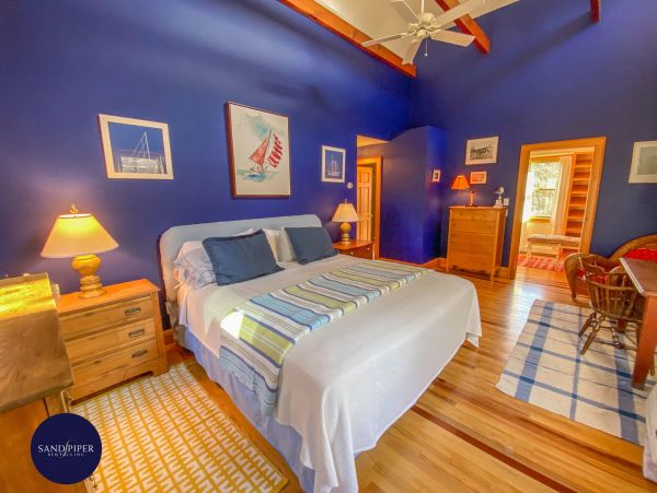 Cape Cod Home 995110