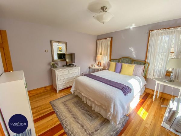 Cape Cod Home 995110