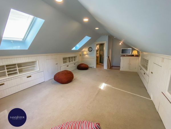 Cape Cod Home 995110
