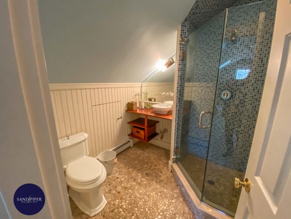 Cape Cod Home 995110