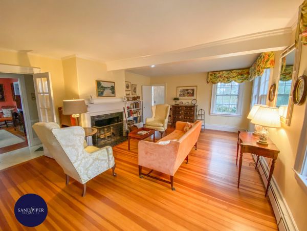 Cape Cod Home 995112