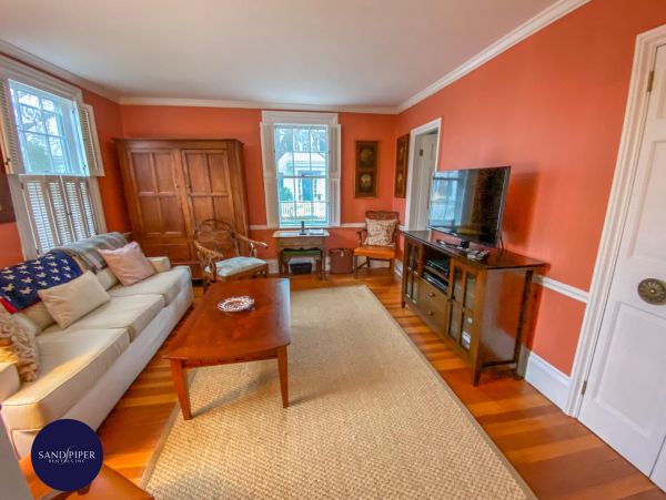 Cape Cod Home 995112