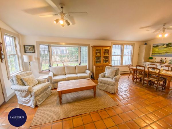 Cape Cod Home 995112
