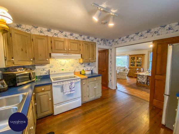 Cape Cod Home 995112