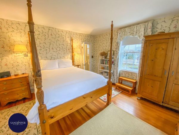 Cape Cod Home 995112