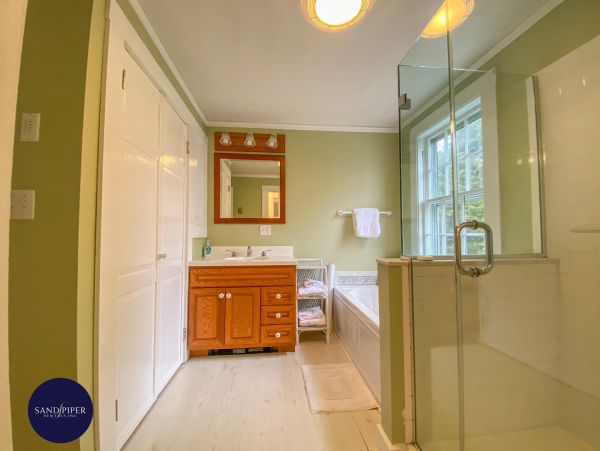 Cape Cod Home 995112
