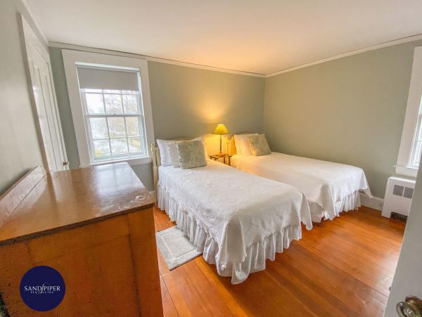 Cape Cod Home 995112