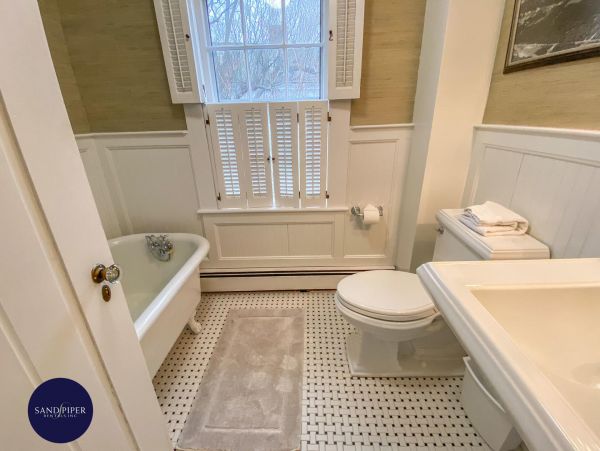 Cape Cod Home 995112