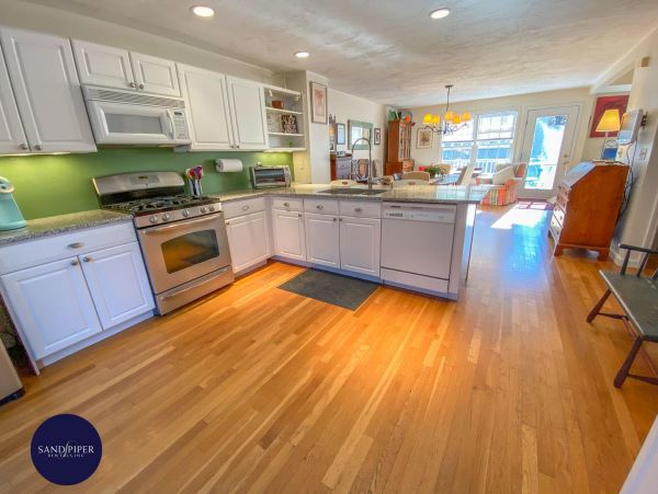Cape Cod Home 995120