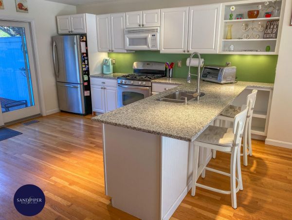 Cape Cod Home 995120
