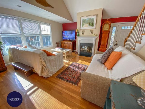 Cape Cod Home 995120