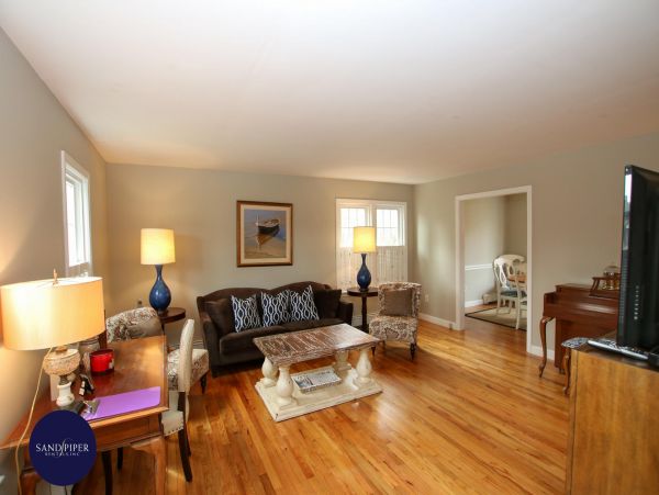 Cape Cod Home 995122