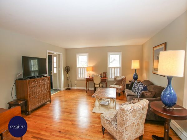 Cape Cod Home 995122
