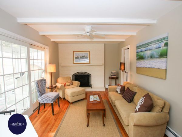 Cape Cod Home 995122