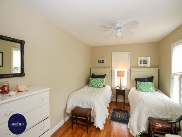 Cape Cod Home 995122