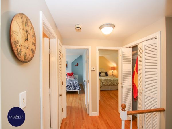 Cape Cod Home 995122