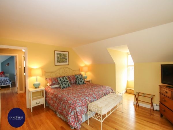 Cape Cod Home 995122