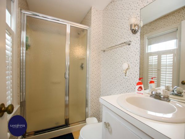 Cape Cod Home 995122