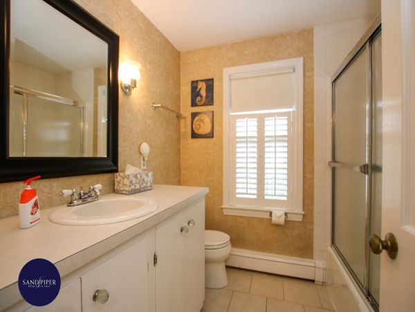 Cape Cod Home 995122