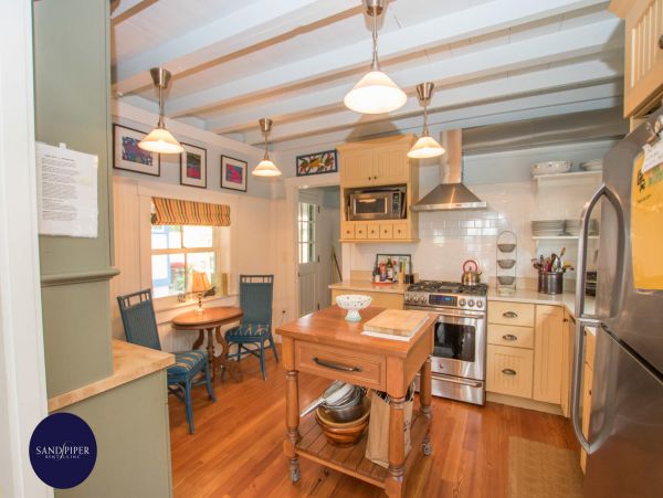 Cape Cod Home 995124